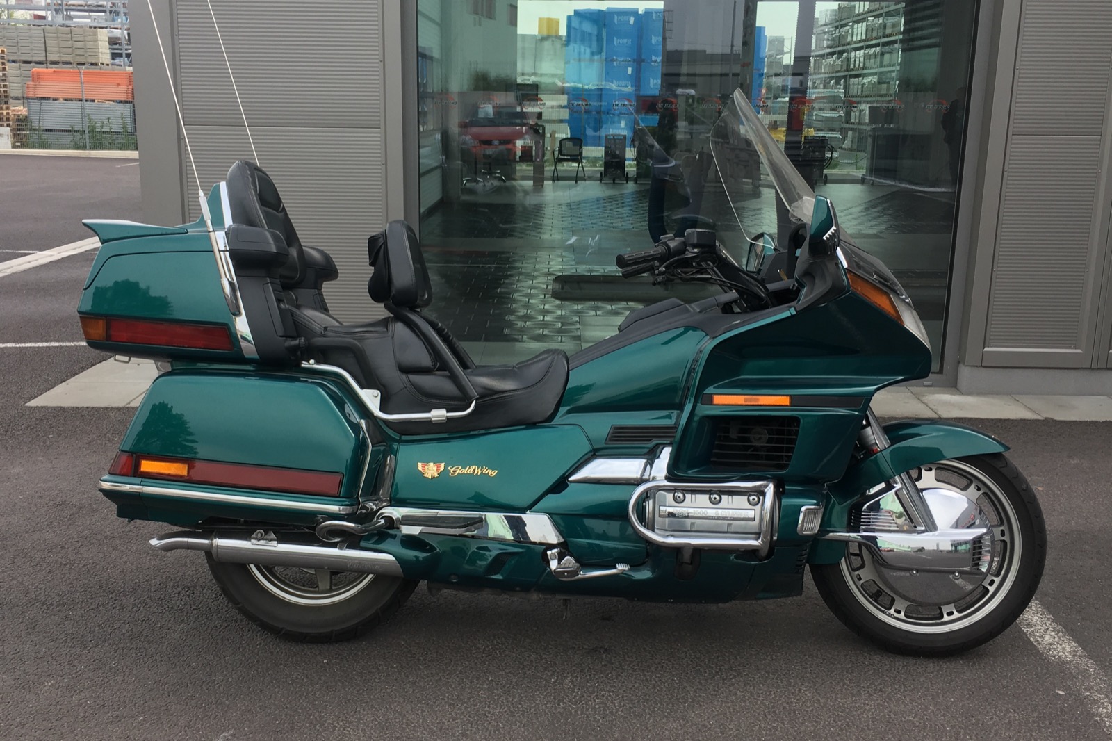 Groene Honda Goldwing GL1500, zijaanzicht