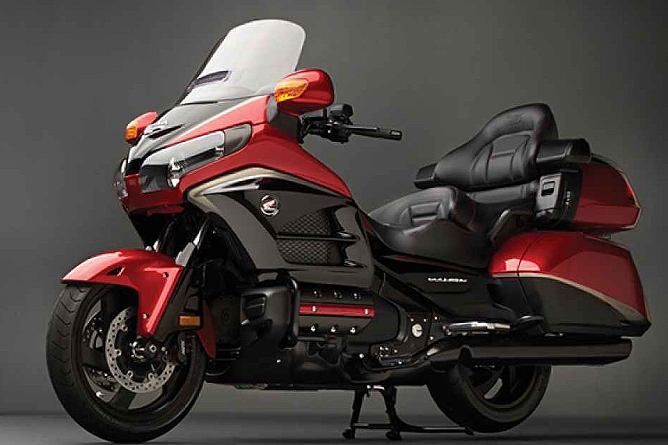 Honda Goldwing GL1800 in rood en zwart, schuin van voren