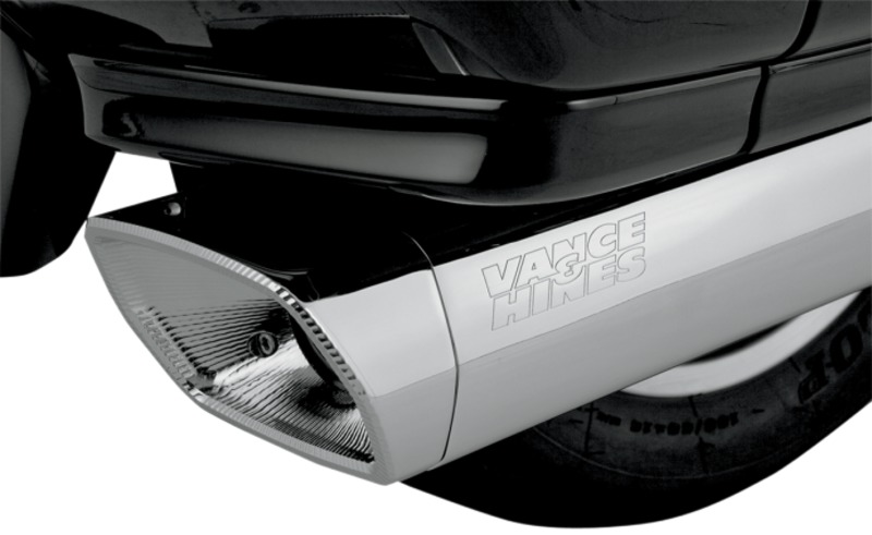 Chromen Vance & Hines uitlaatdemper onder de zijkoffer van een Goldwing