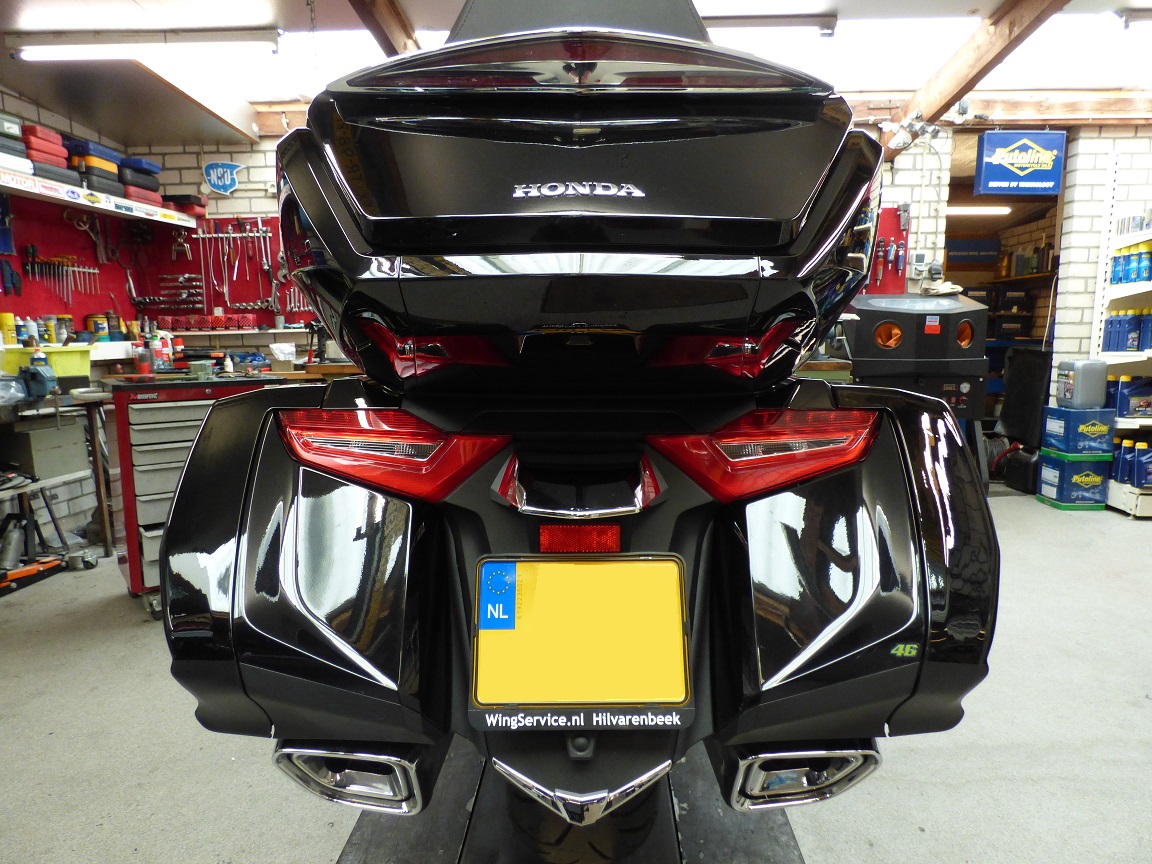 Zwarte Honda Goldwing GL1800 van achteren in de werkplaats van Wing Service, met kentekenplaathouder WingService.nl Hilvarenbeek